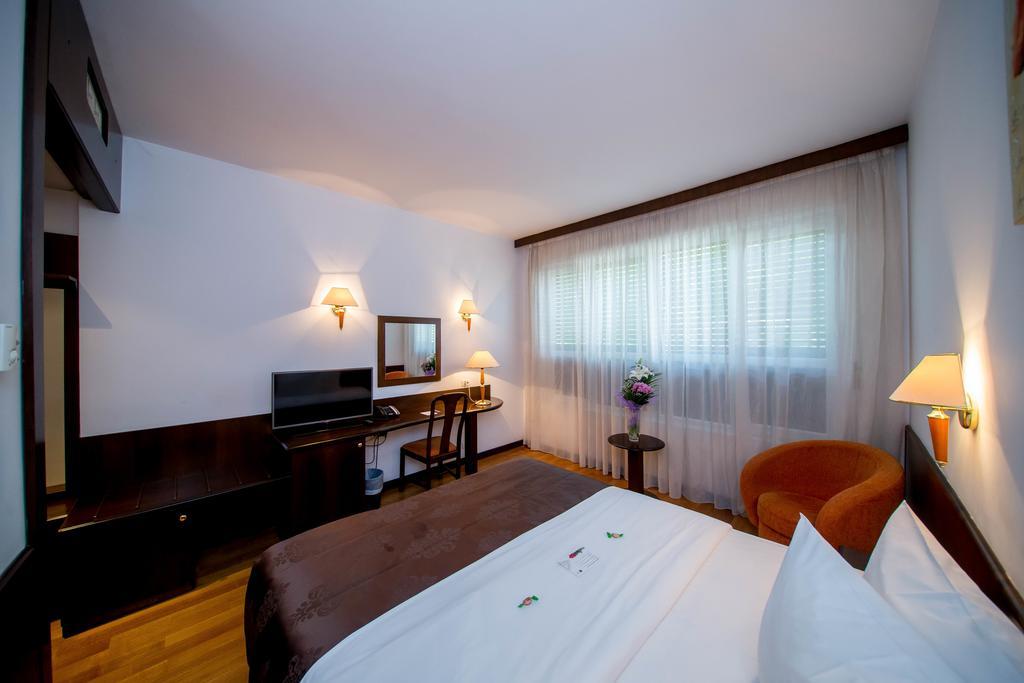 Best Western Central Hotel Arad Bagian luar foto